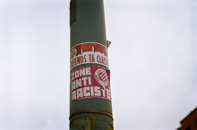 Photograph titled: analog defends ta classe lille