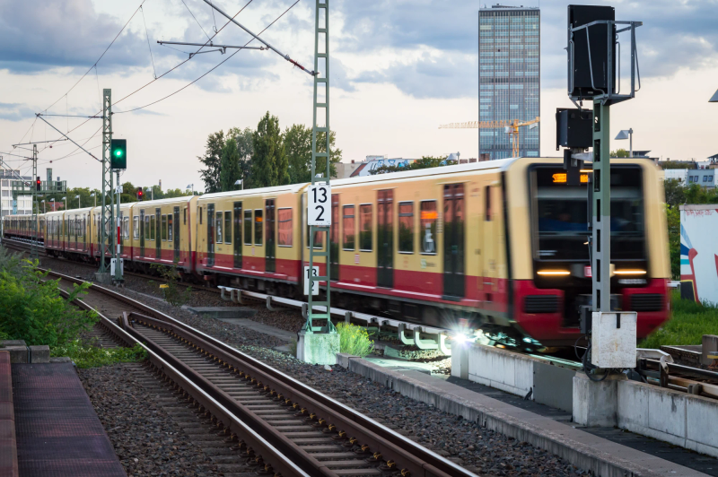 Photograph titled: berliner sbahn arc