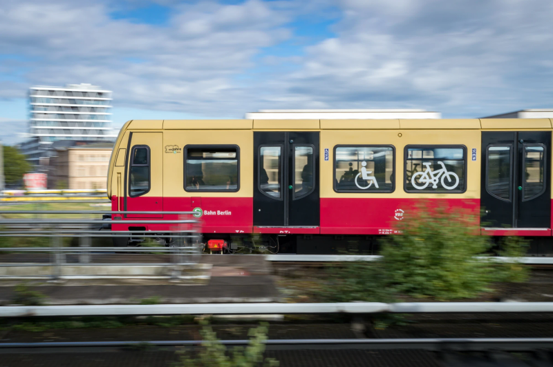 Photograph titled: berliner sbahn panning