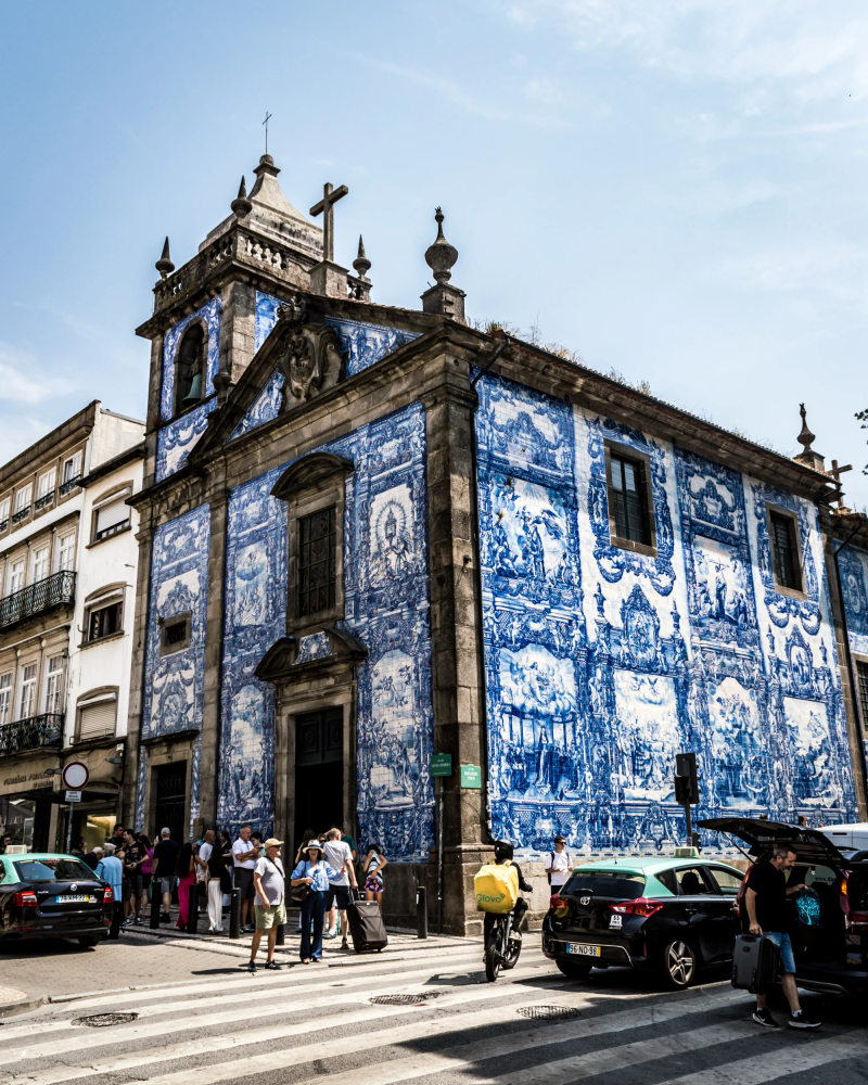 Photograph titled: porto busy street